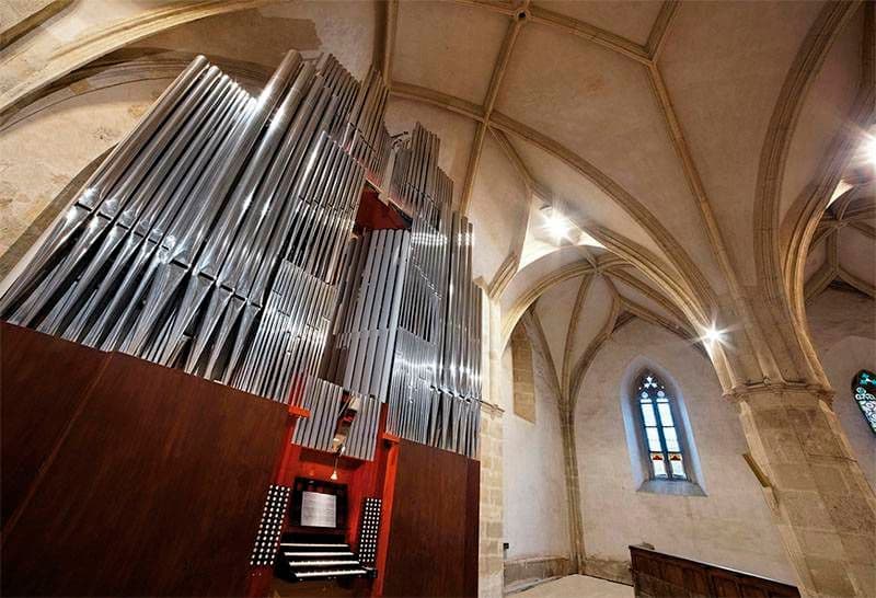 Foto: Hlavný organ — prospekt s ružami